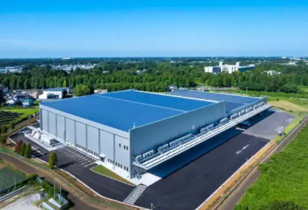 敷地内道路に囲まれた大型物流倉庫の外観全景