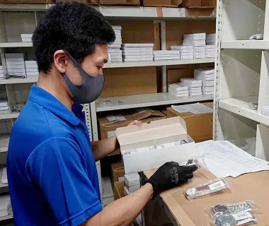 庫内にて、流通加工の様子1