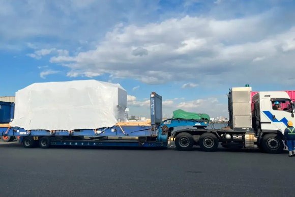 特殊コンテナ輸送の様子