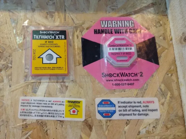 衝撃・傾き検知用インジケーターが貼付された輸送用木箱のラベル