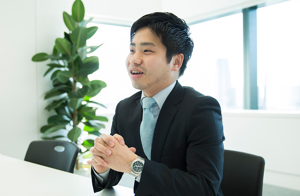 初めての海外出張。そこで思い出したのは、尊敬する先輩の姿だった。